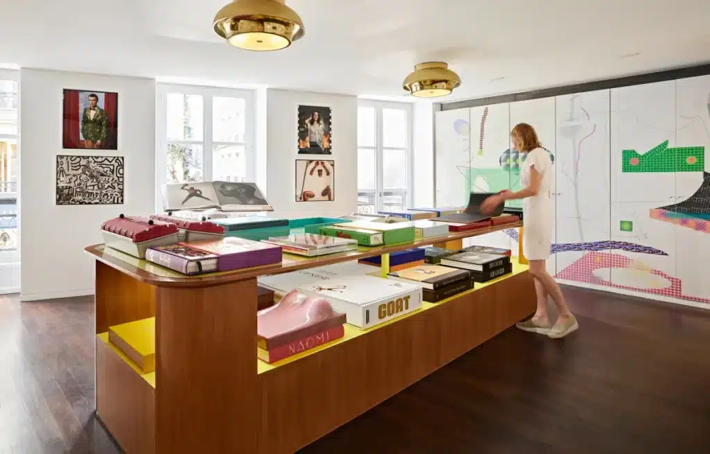 La seule boutique physique Taschen en France se trouve rue de Buci à Paris, un espace élégant conçu par Philippe Starck où l'on peut feuilleter les ouvrages avant achat.