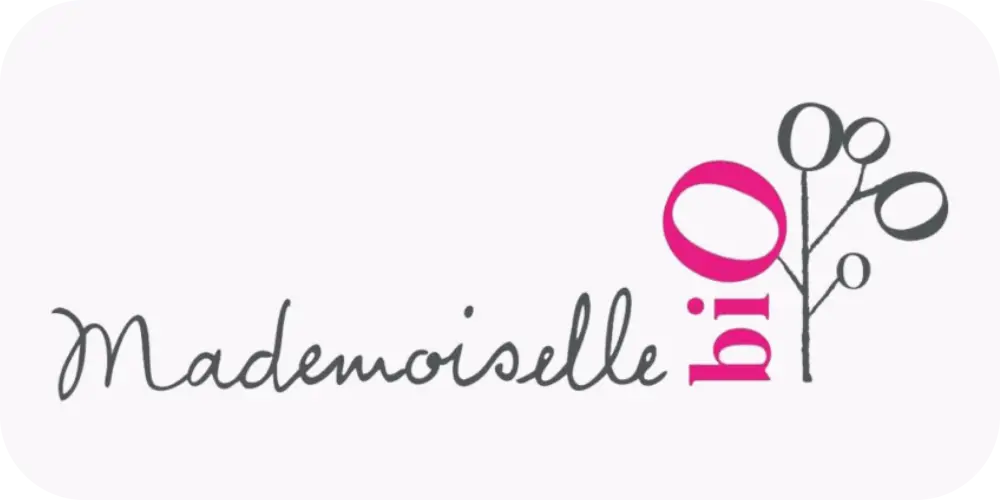 e retourne trois pots de crème pour lire leurs labels de certification, en petits caractères au dos. Je les aligne sur le bord du lavabo. Je compare les logos avant de choisir lequel entre dans le panier.