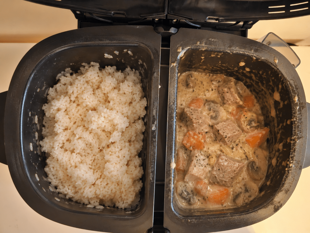 photo Ninja MultiPot en DualZone pour illustrer deux plats qui cuisent en même temps dans les petites cuves