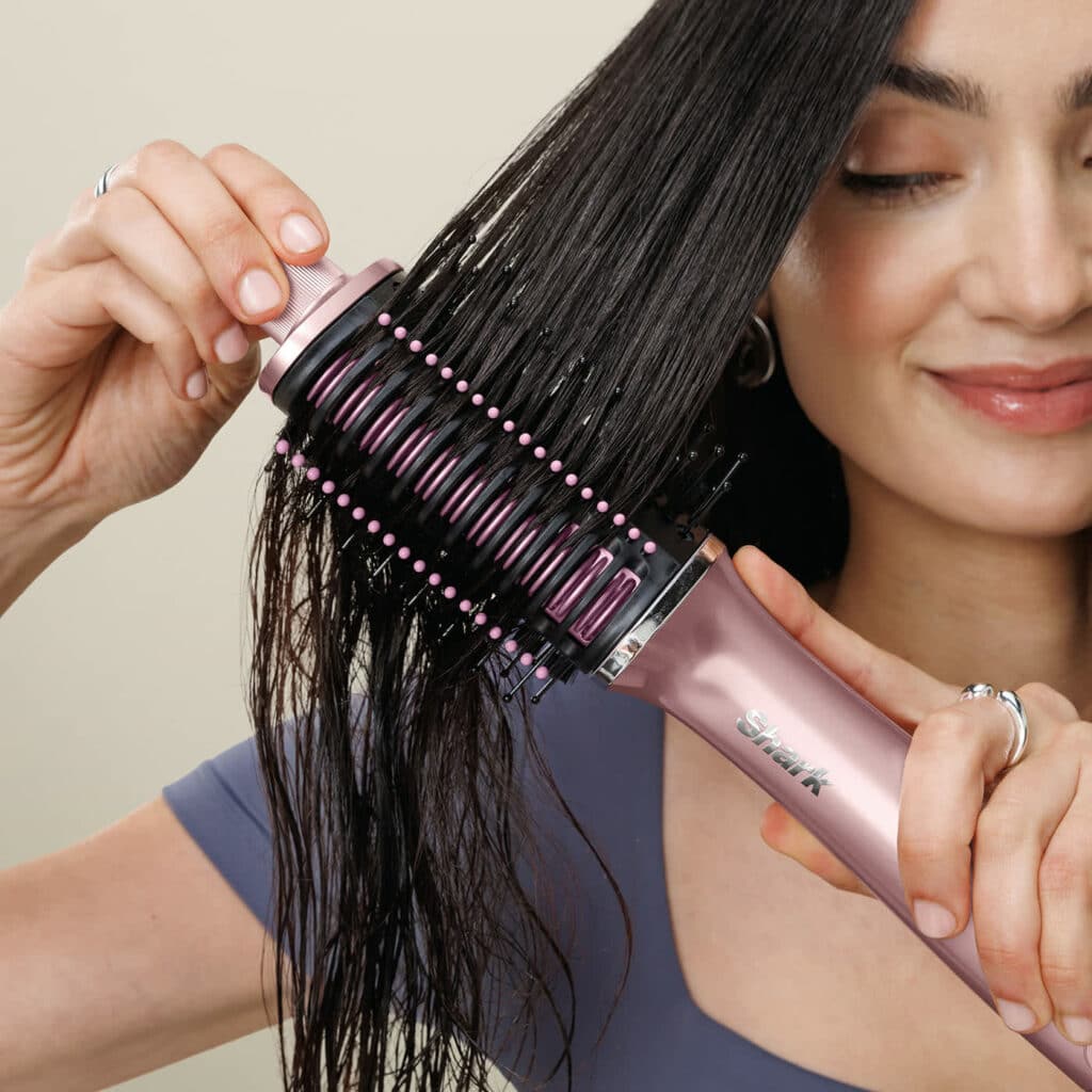 photo de mes cheveux lisses et brillants après un brushing réalisé avec le Shark Glossi pour illustrer ses points forts