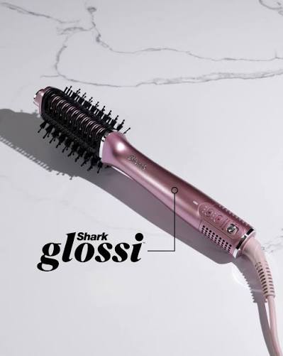 photo de la brosse soufflante Shark Glossi posée à côté d’un fer à lisser pour illustrer ses limites