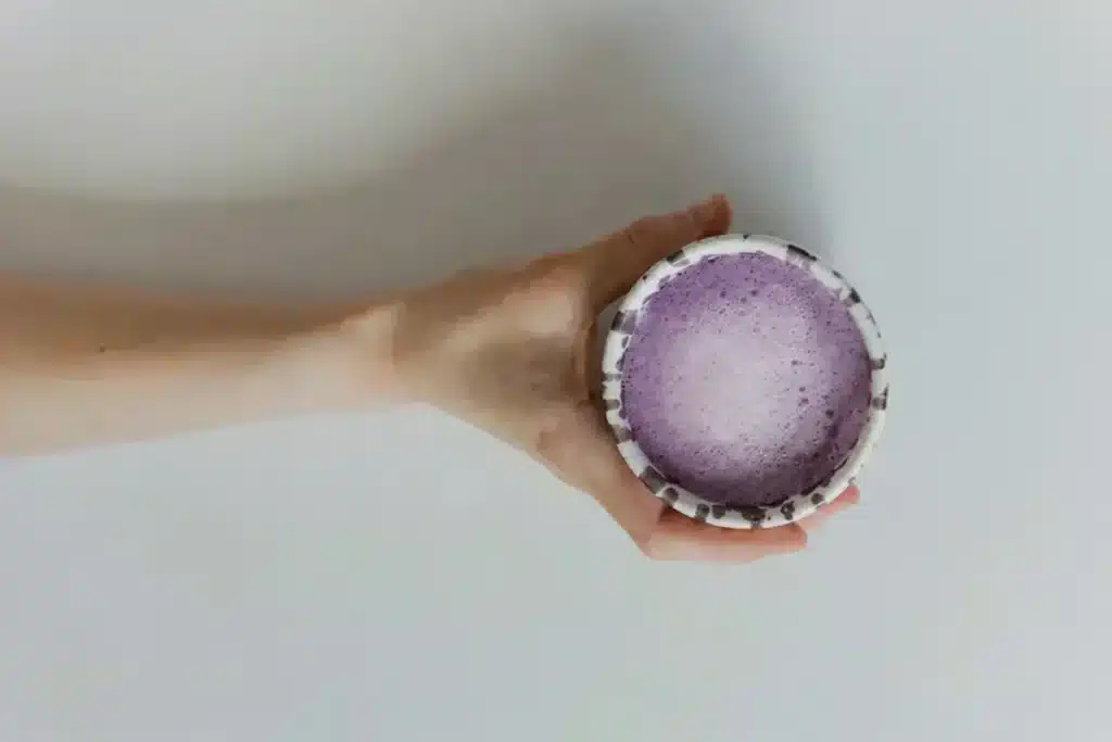 Le matin, j'ai laissé la cafetière tranquille et sorti ma boîte d'ube à la place. Le geste de chauffer le lait, le parfum de vanille, la tasse entre les mains : le rituel y était. Le coup de fouet, lui, n'y était pas, et il m'a fallu deux ou trois jours pour m'en rendre compte.