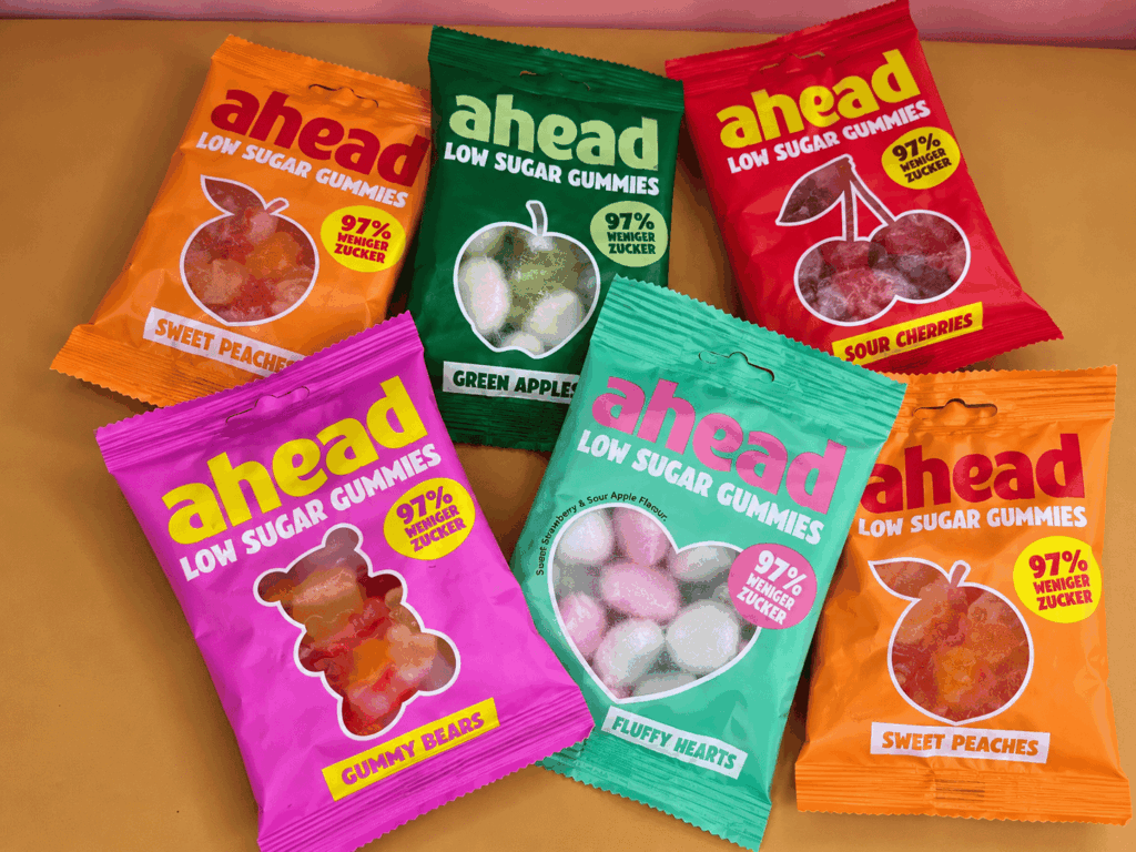 gros plan sur les sachets du coffret découverte de bonbons ahead (cola acidulé, vers acidulés, oursons) pour montrer la variété des parfums.