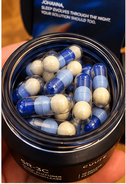 Photo de la boîte bleue SR-3C ouverte, avec la carte à mon prénom posée sur le pot en verre épais, pour illustrer le déballage.