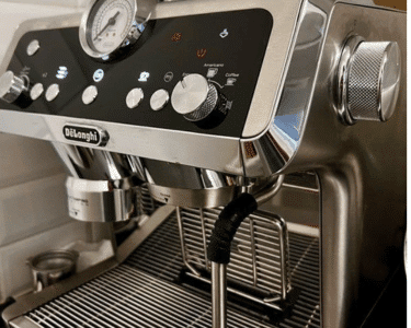 Photo d’une machine à café à grain Specialista Prestigio avec son bac à grains rempli, pour illustrer la gamme d’expresso broyeurs de la marque
