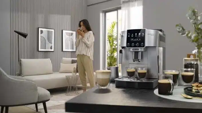 une photo d'un salon avec plusieurs appareils Delonghi