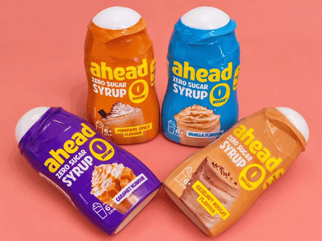 photo des flacons de sirop ahead noisette-nougat, pumpkin spice, caramel et vanille pour illustrer la gamme de sirops zéro sucres.