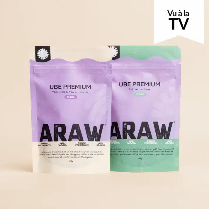 Gros plan sur la poudre d'ube violette Araw La Blend dans une cuillère, visuel destiné à illustrer la différence de composition avec La Nature